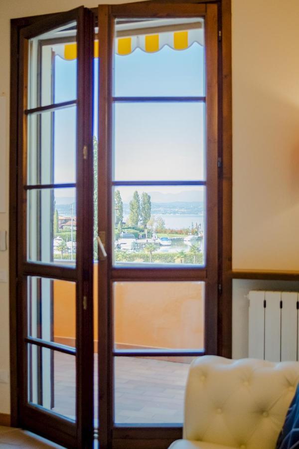 La Casa Sul Porto - Italian Homing Lägenhet Sirmione Exteriör bild