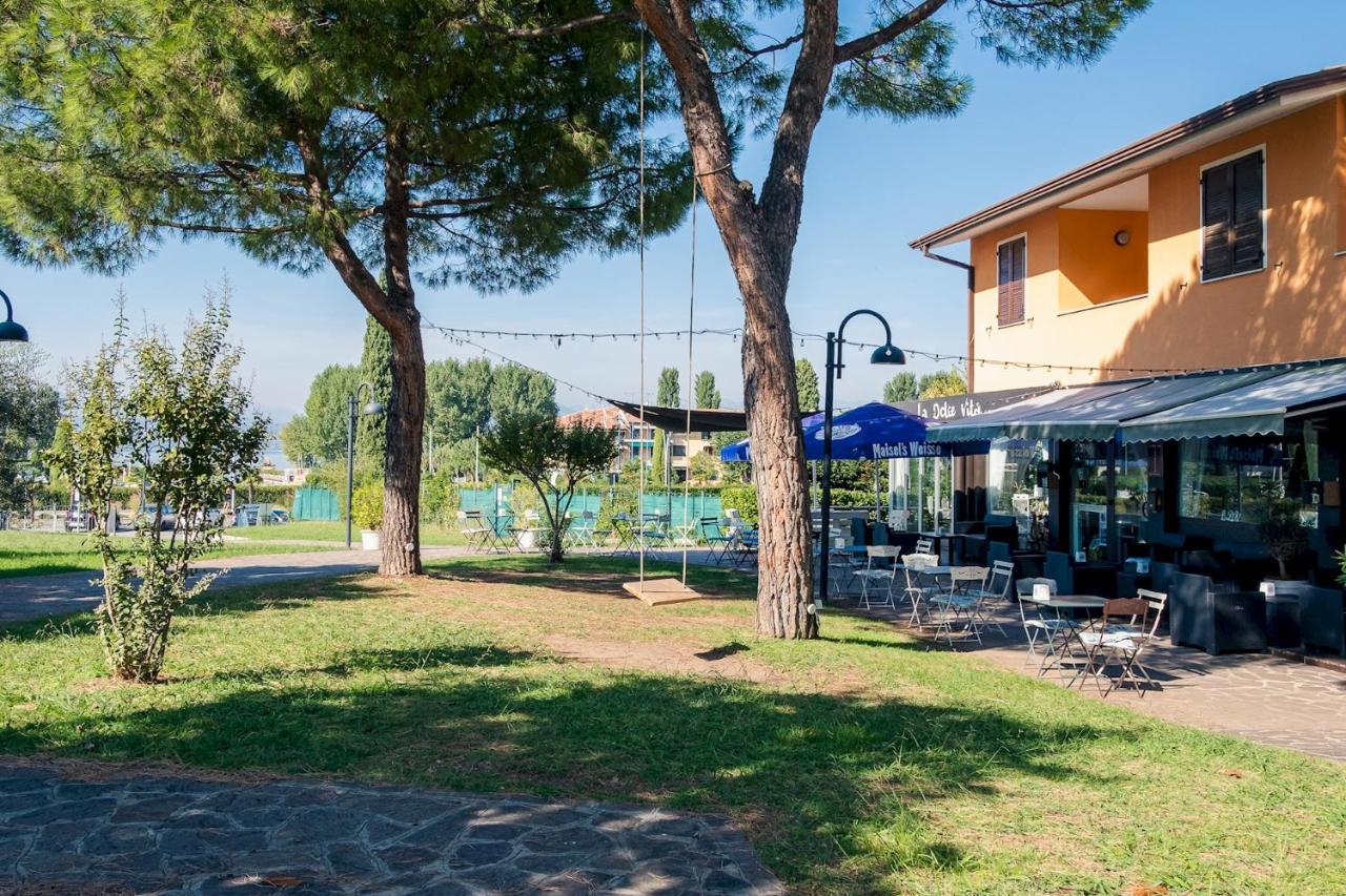 La Casa Sul Porto - Italian Homing Lägenhet Sirmione Exteriör bild